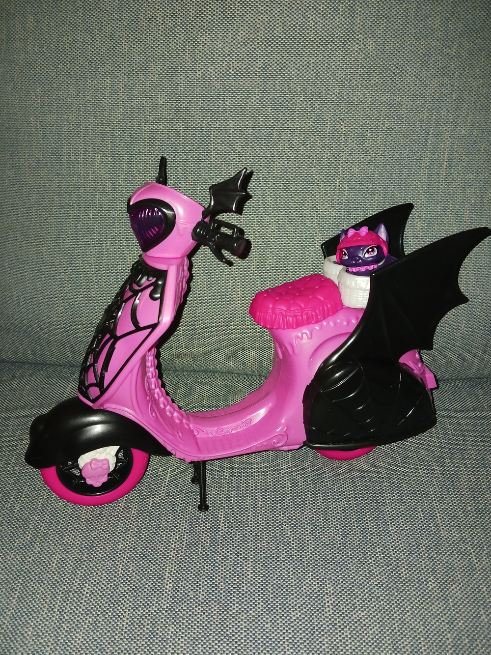 Monster High Doll Draculaura Vampire Bat Scooter